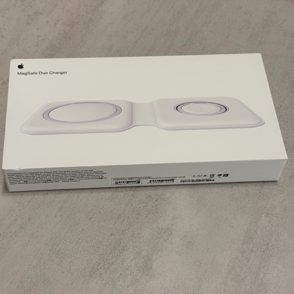 Apple MagSafe Duo Charger - Like New - Picture 3 of 6